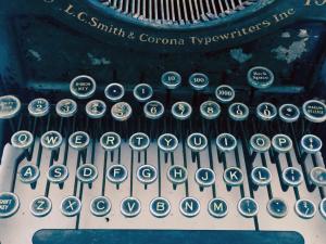 antique-typewriter-with-lettering